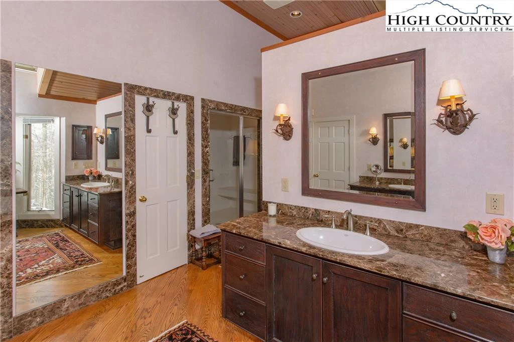 Image number 5 for the current listing