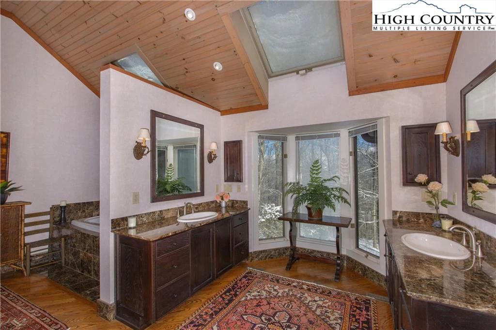 Image number 6 for the current listing