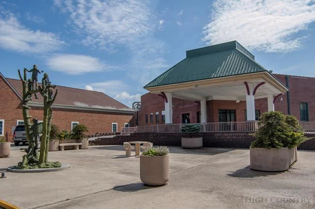 Image number 1 for the current listing