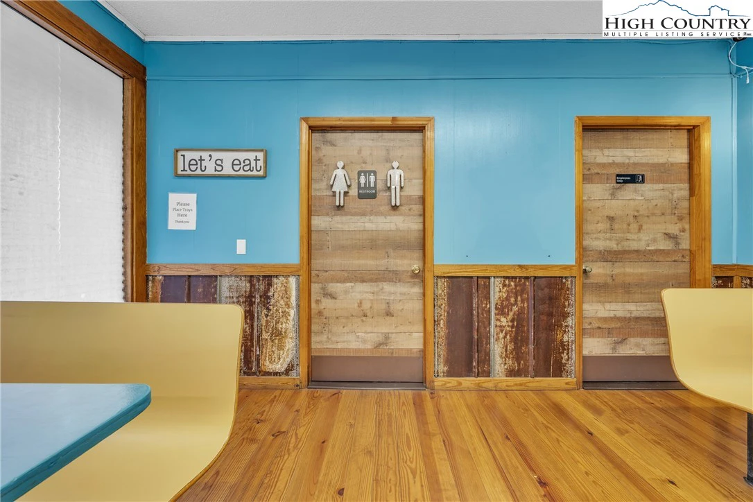 Image number 3 for the current listing