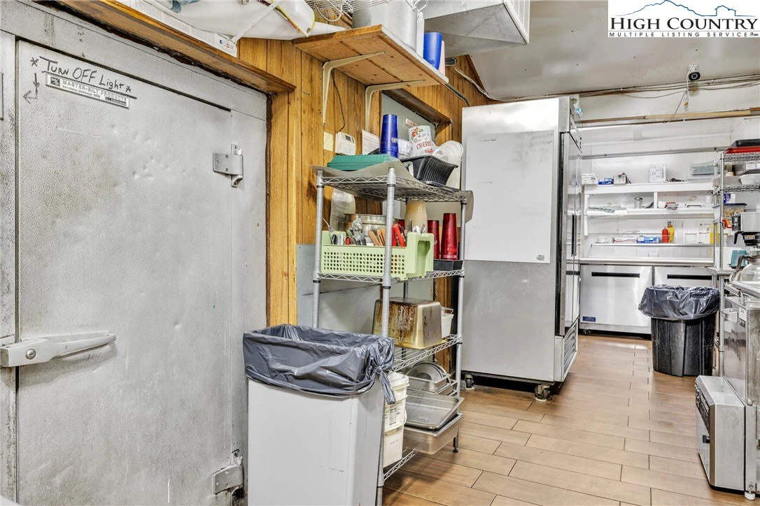 Image number 11 for the current listing