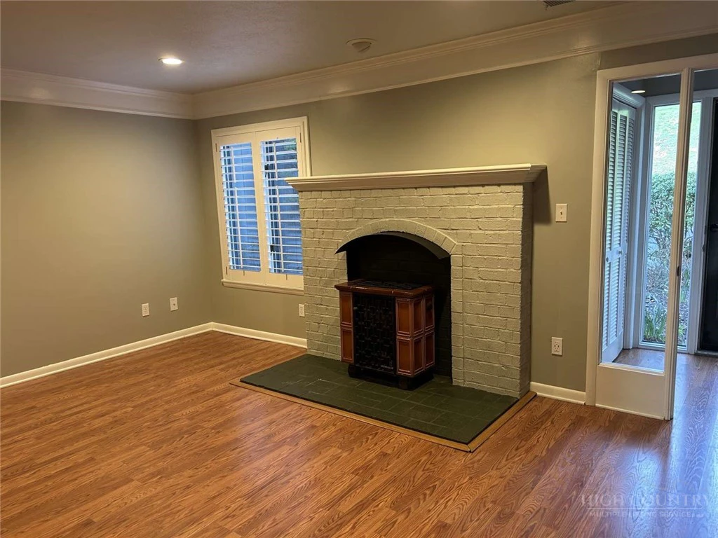 Image number 2 for the current listing