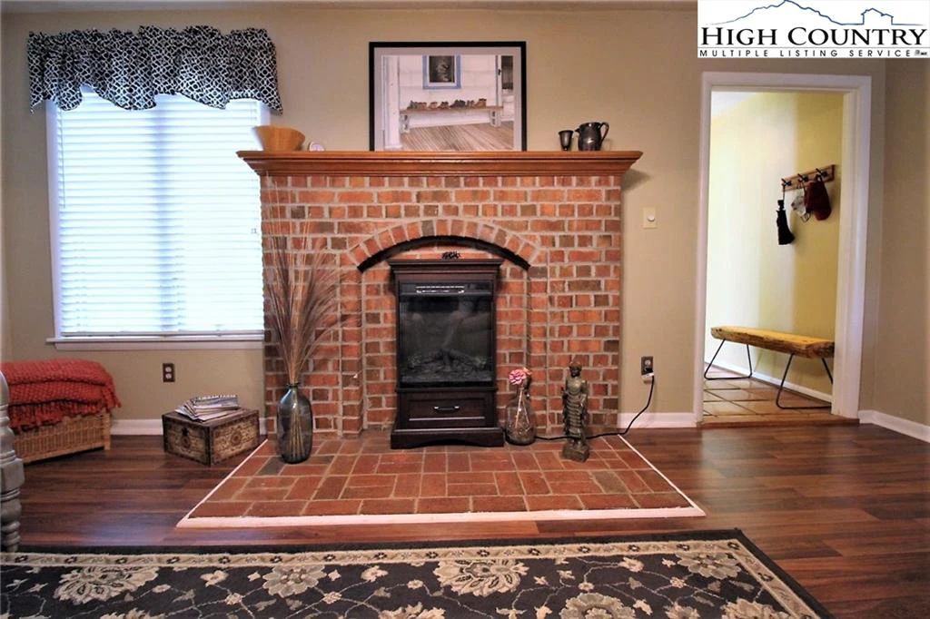 Image number 20 for the current listing