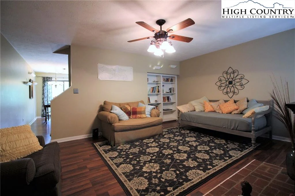 Image number 19 for the current listing