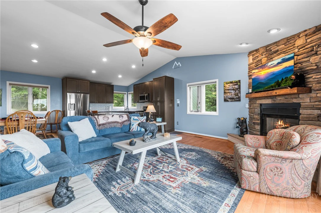 Image number 11 for the current listing