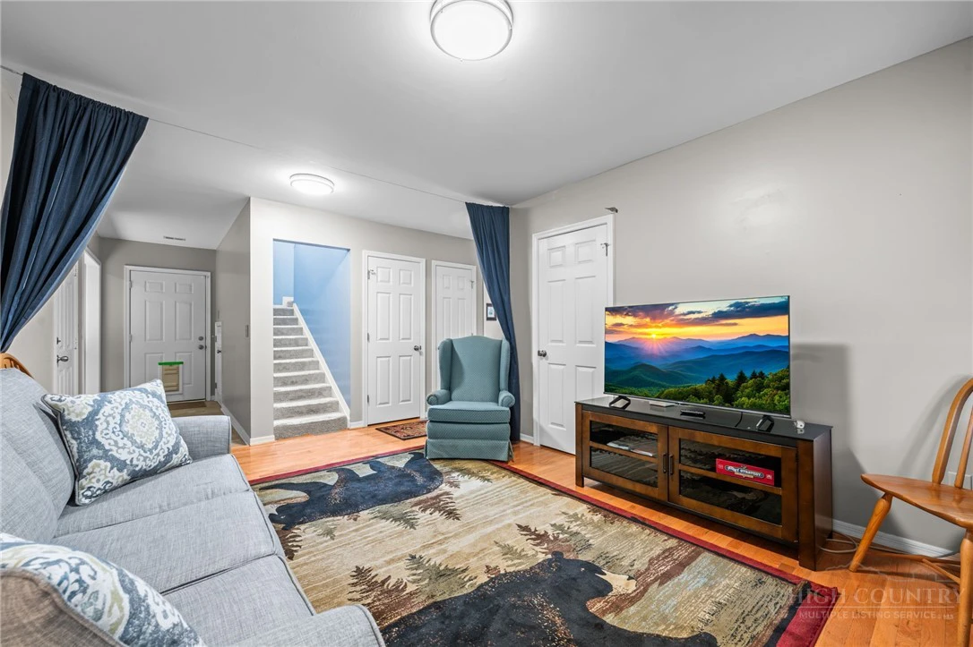 Image number 21 for the current listing