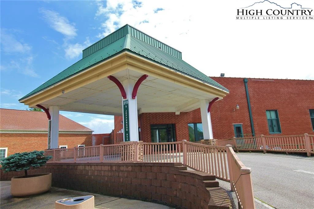 Image number 1 for the current listing