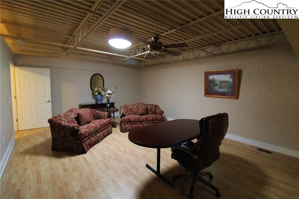 Image number 2 for the current listing