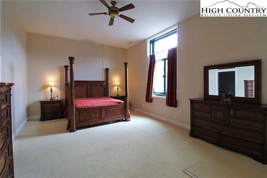 Image number 19 for the current listing