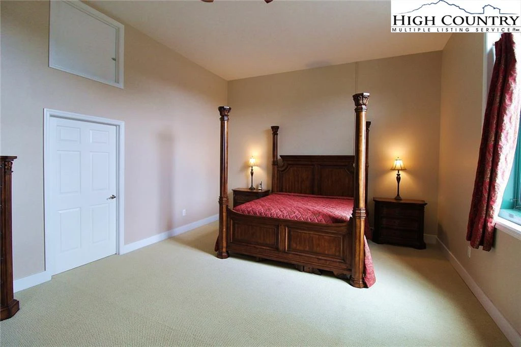 Image number 18 for the current listing