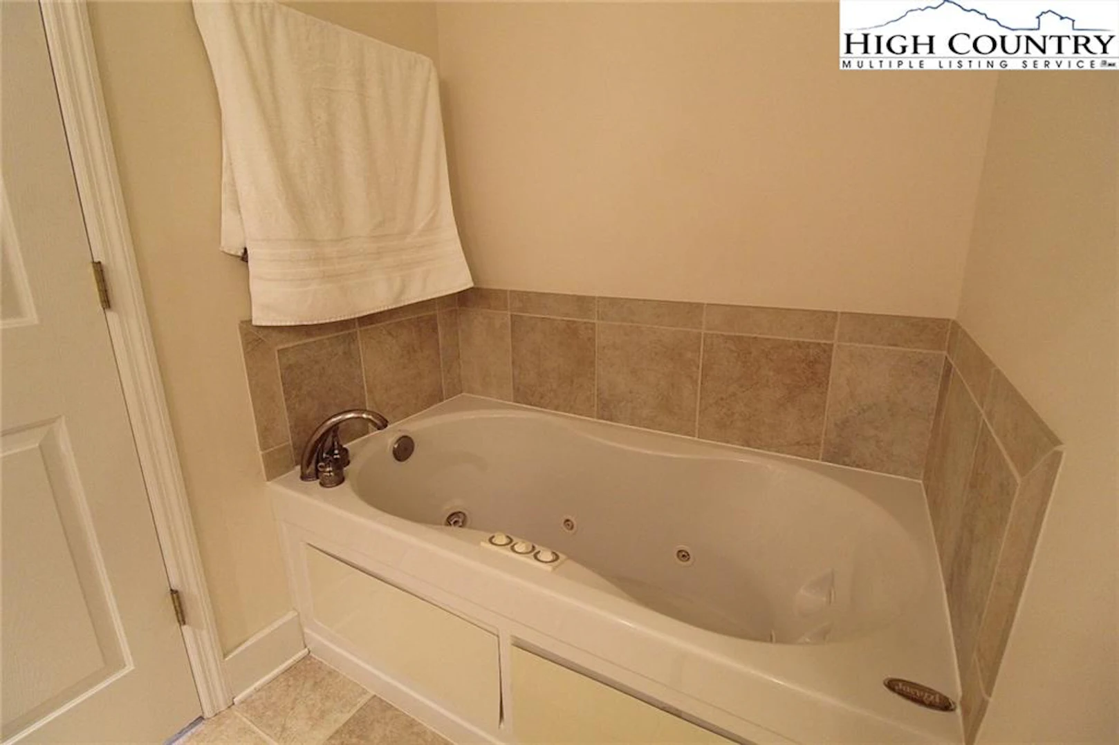 Image number 11 for the current listing