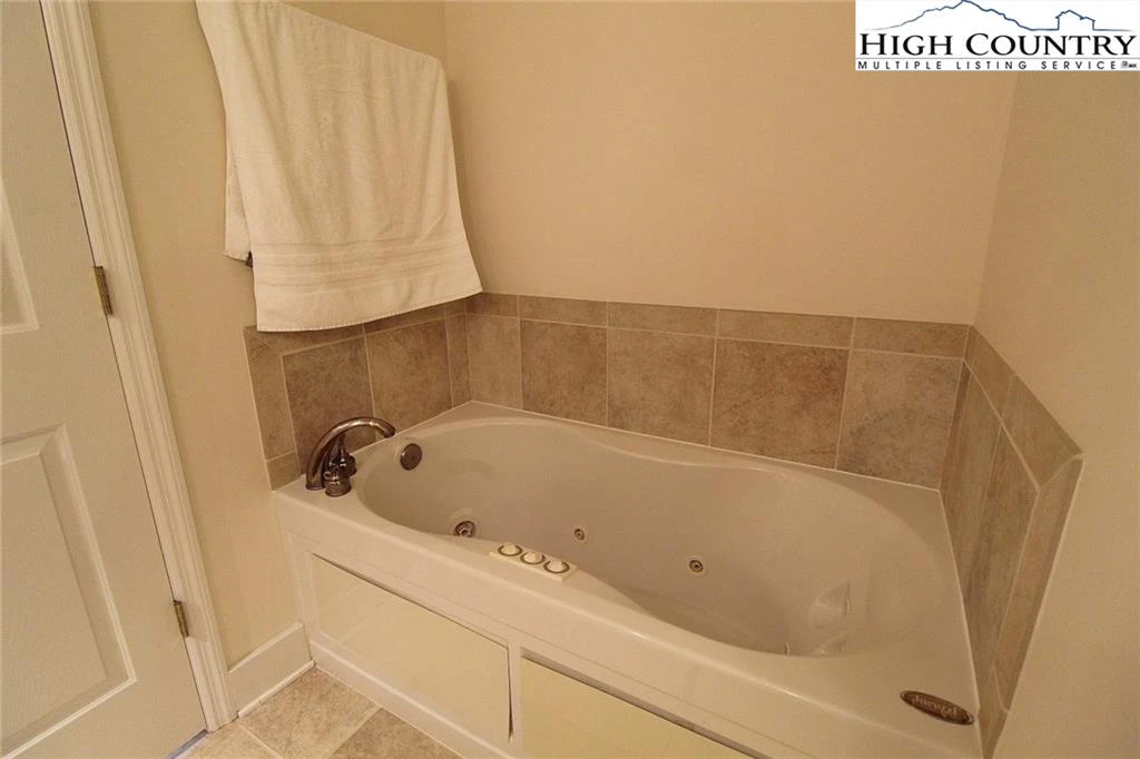 Image number 11 for the current listing