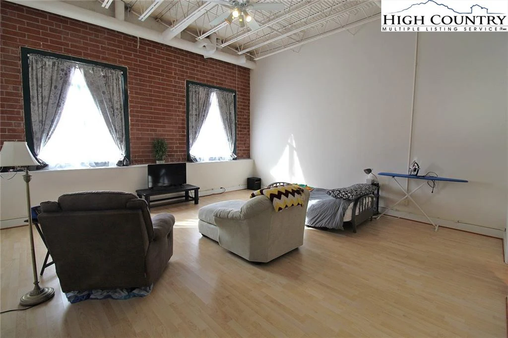 Image number 14 for the current listing