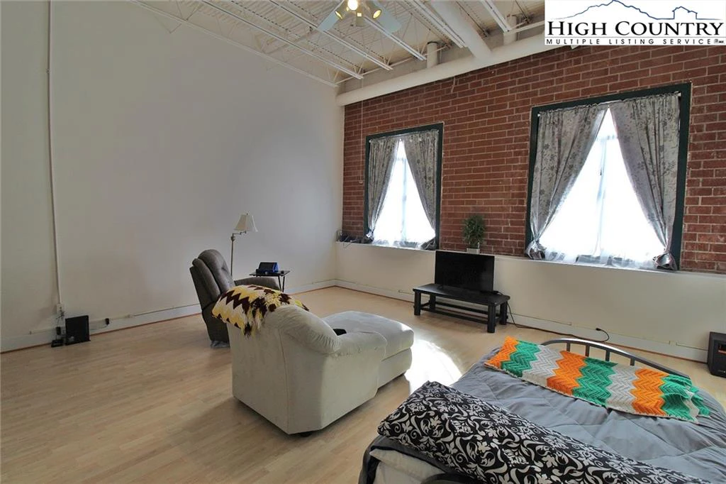 Image number 13 for the current listing