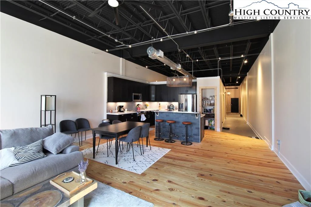 Image number 1 for the current listing