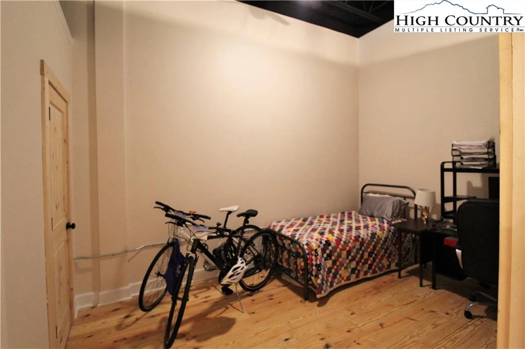 Image number 9 for the current listing