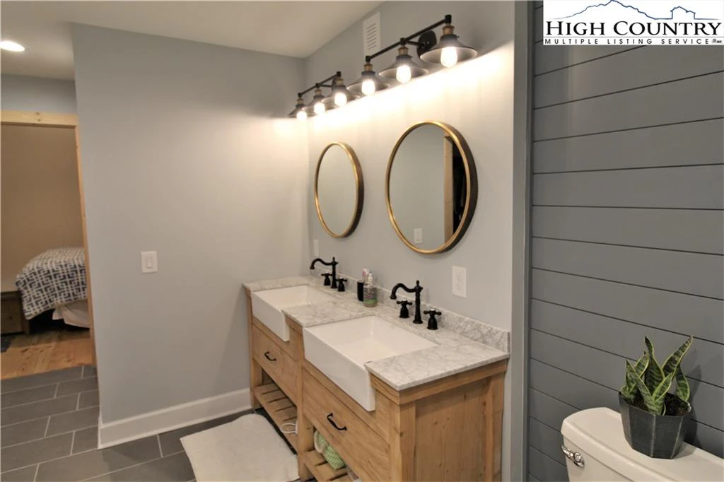 Image number 2 for the current listing