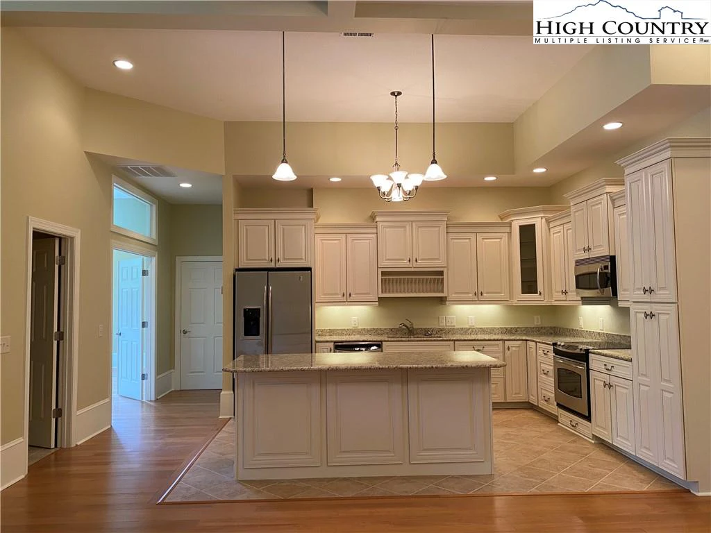 Image number 1 for the current listing