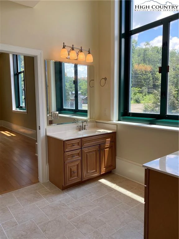 Image number 11 for the current listing