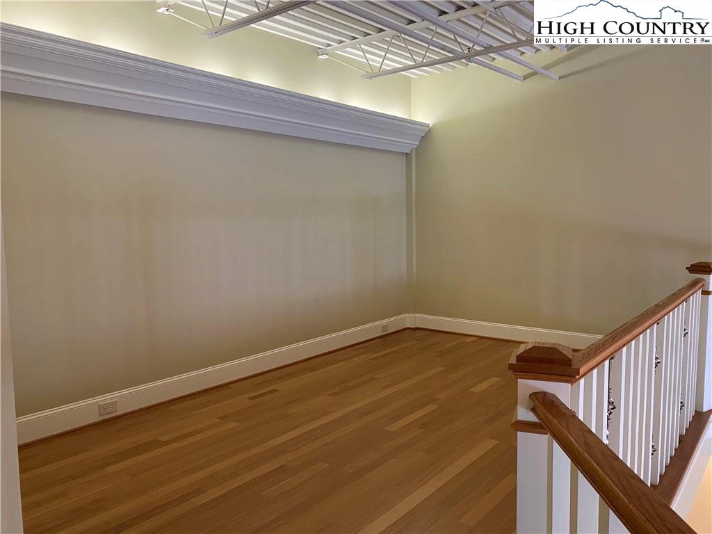Image number 5 for the current listing