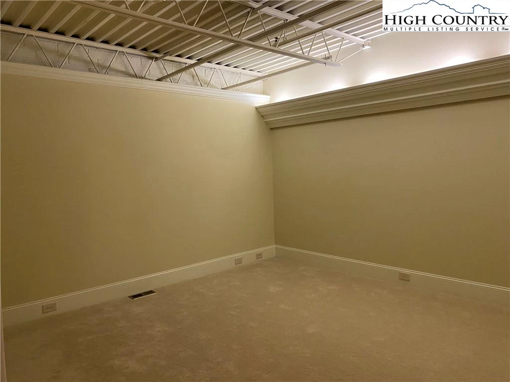 Image number 9 for the current listing