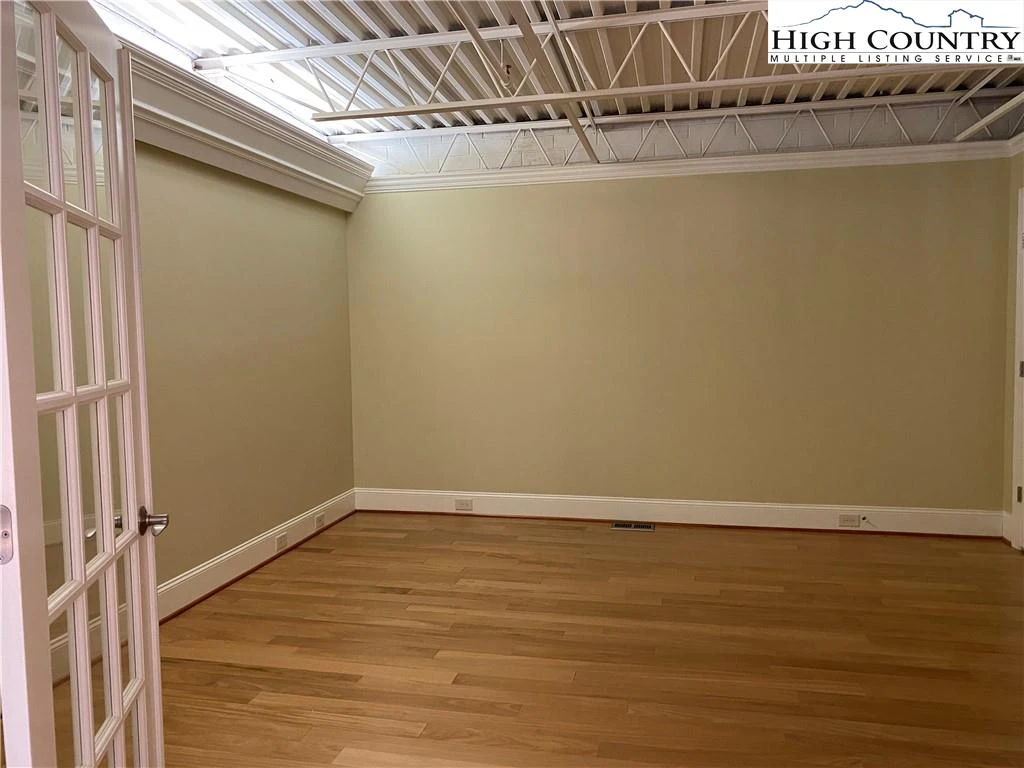 Image number 12 for the current listing