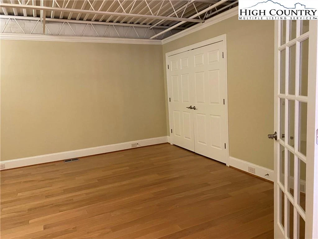 Image number 13 for the current listing