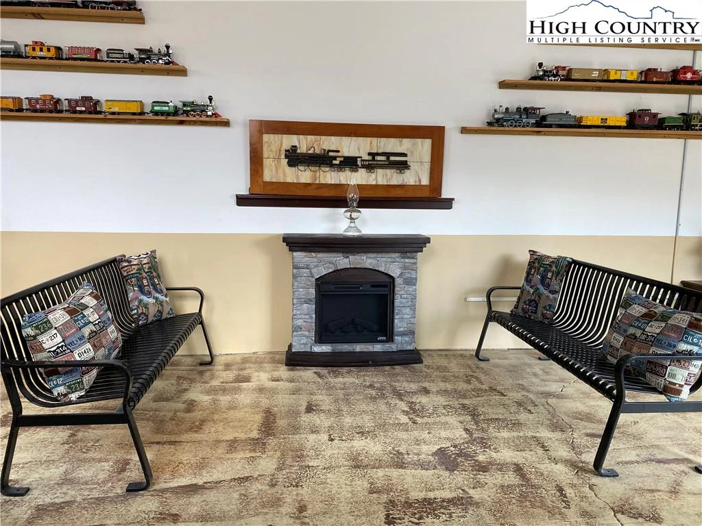 Image number 16 for the current listing