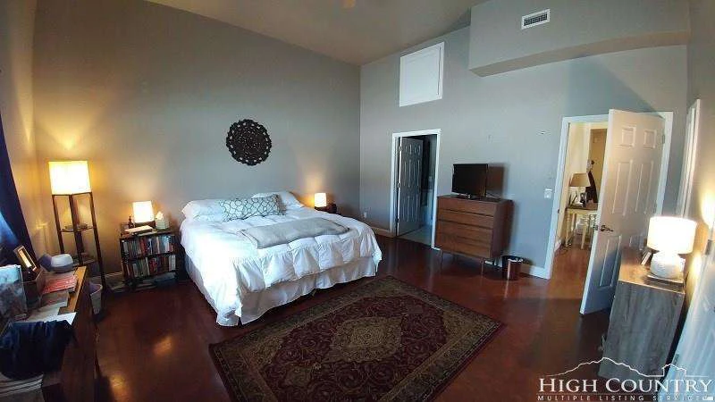 Image number 10 for the current listing