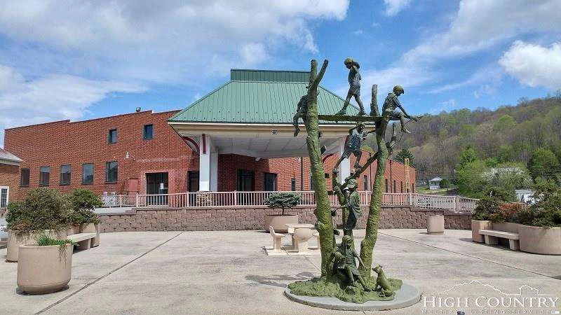 Image number 22 for the current listing