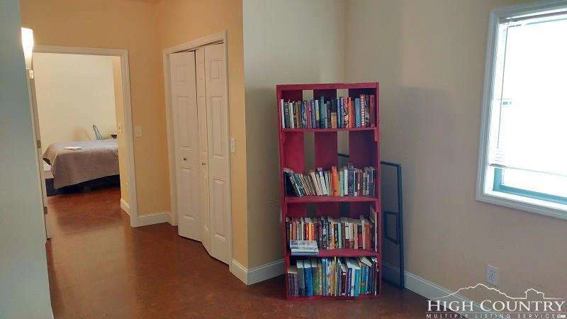 Image number 4 for the current listing