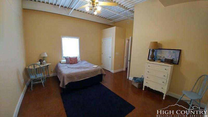 Image number 3 for the current listing