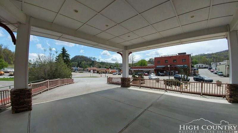 Image number 19 for the current listing