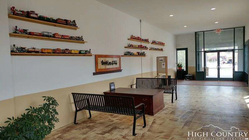 Image number 18 for the current listing