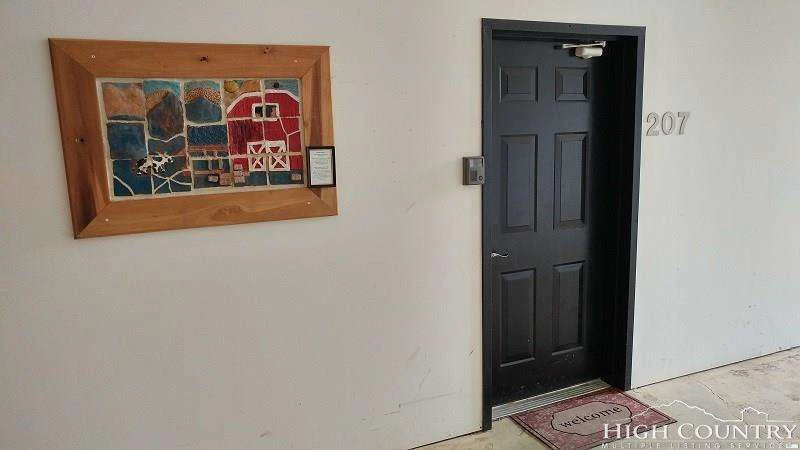 Image number 17 for the current listing