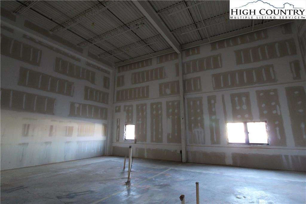 Image number 4 for the current listing