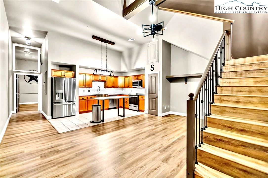 Image number 1 for the current listing