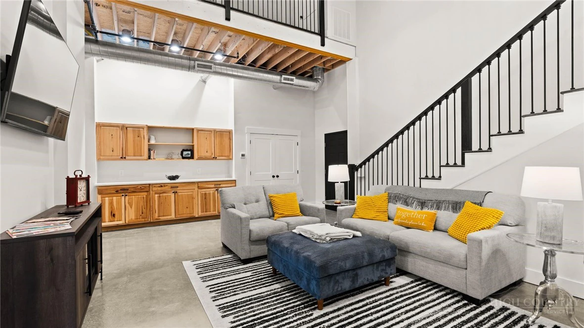 Image number 6 for the current listing