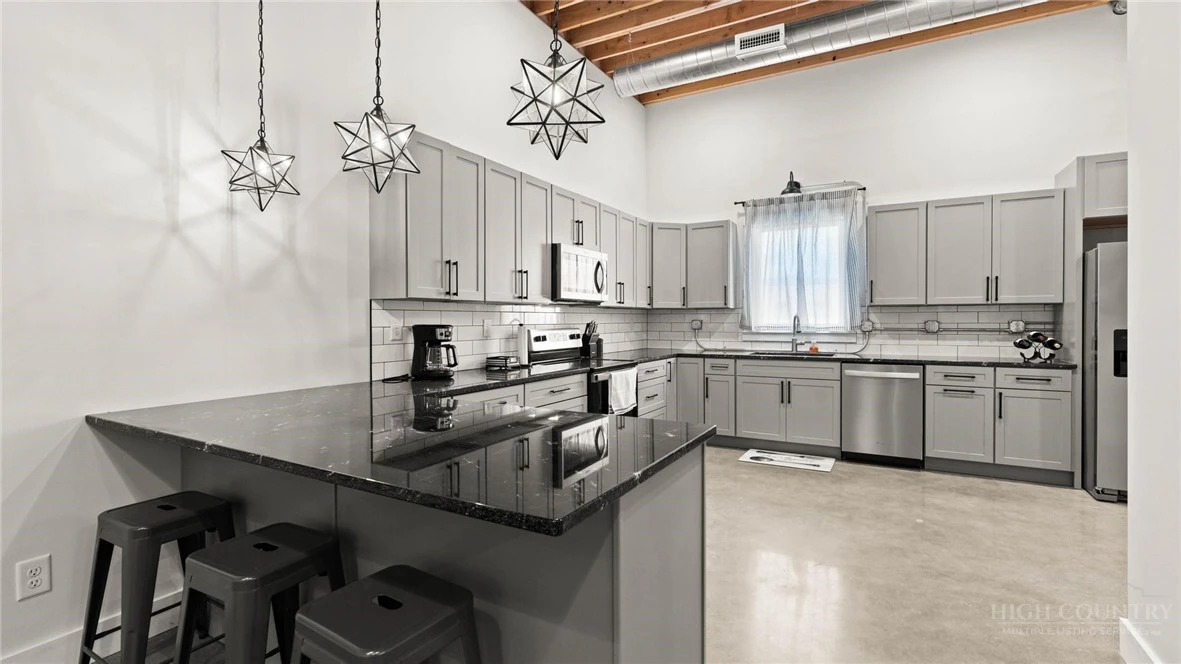Image number 9 for the current listing