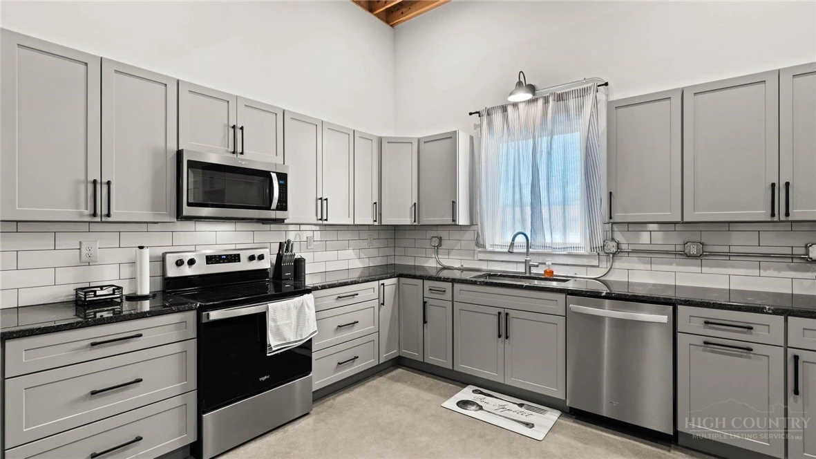 Image number 15 for the current listing