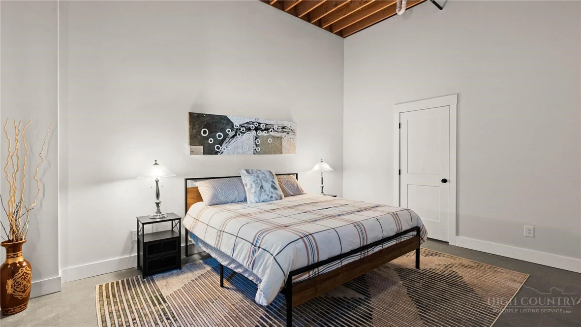 Image number 19 for the current listing