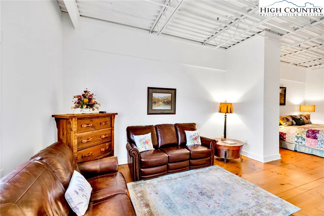 Image number 7 for the current listing