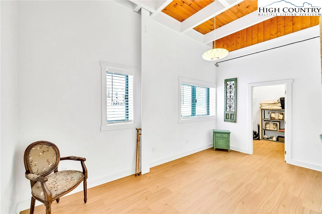 Image number 17 for the current listing