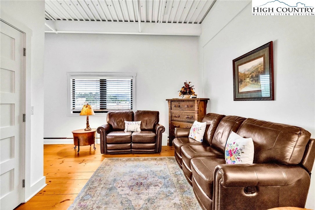 Image number 4 for the current listing