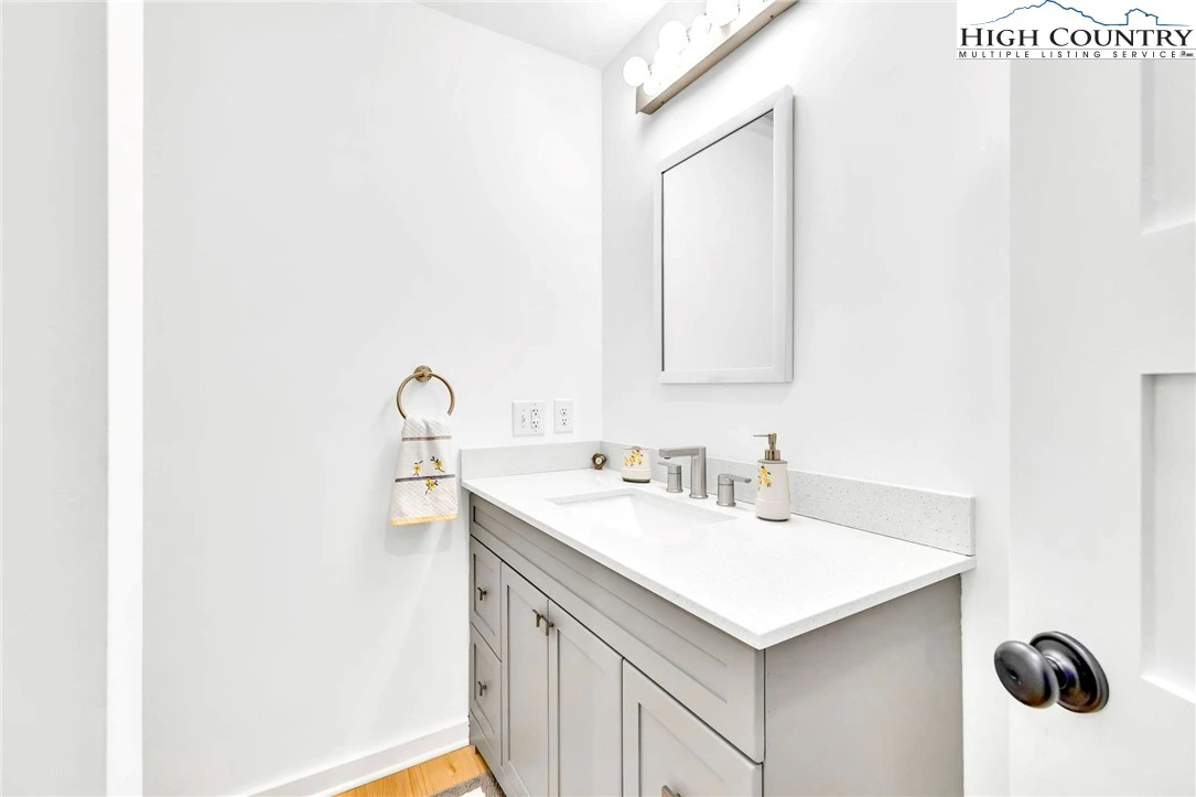 Image number 19 for the current listing
