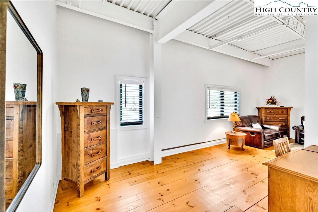 Image number 8 for the current listing