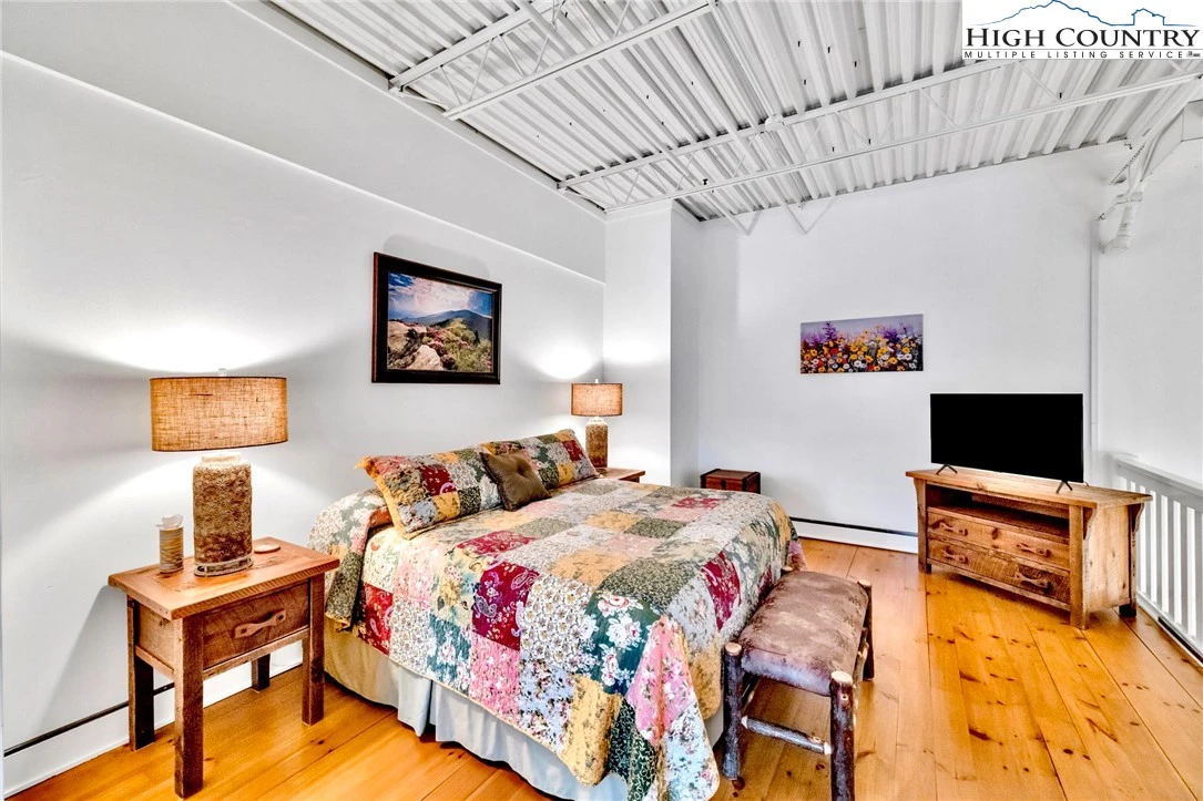 Image number 6 for the current listing