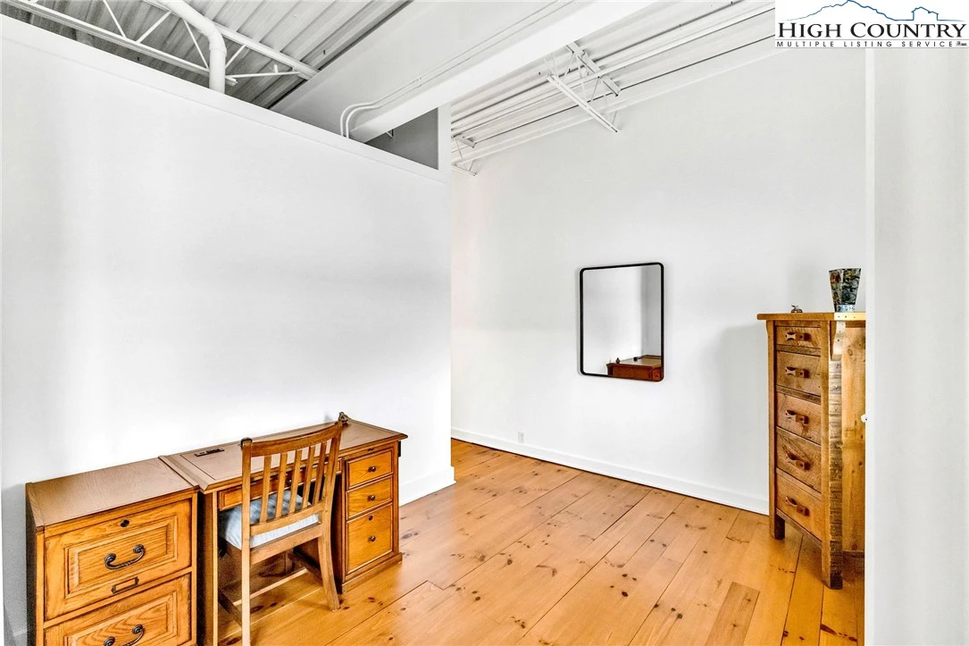 Image number 9 for the current listing