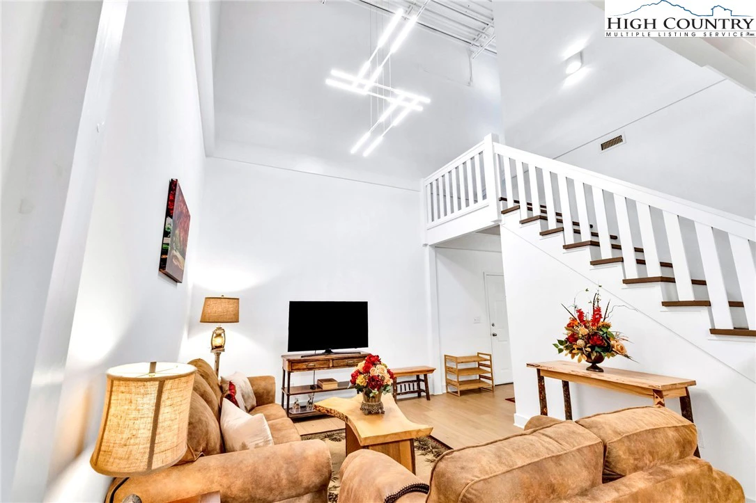 Image number 14 for the current listing