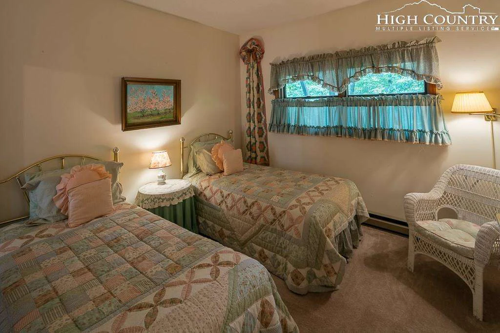 Image number 11 for the current listing
